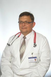 Bogdan Podsiedlik w lekarskim fartuchu ze stetoskopem